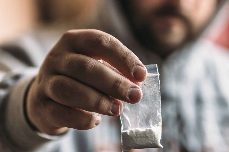 Ata türmədəki oğluna heroin ötürmək istədi