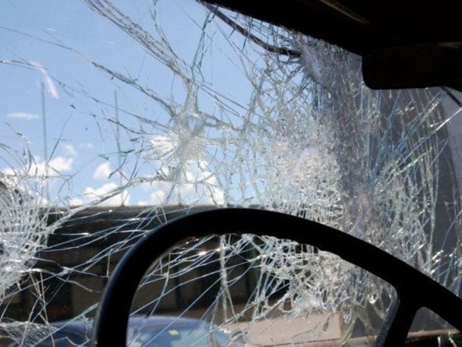 Bakıda AĞIR QƏZA: mikroavtobus yük maşınına çırpıldı, ölən və yaralananlar var - YENİLƏNİB