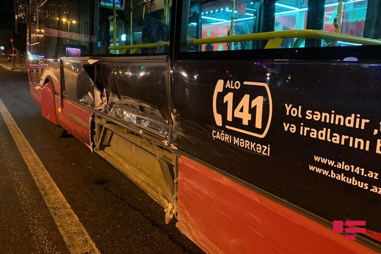 "BakuBus" MMC-yə məxsus sərnişin avtobusu qəzaya uğradı - FOTO