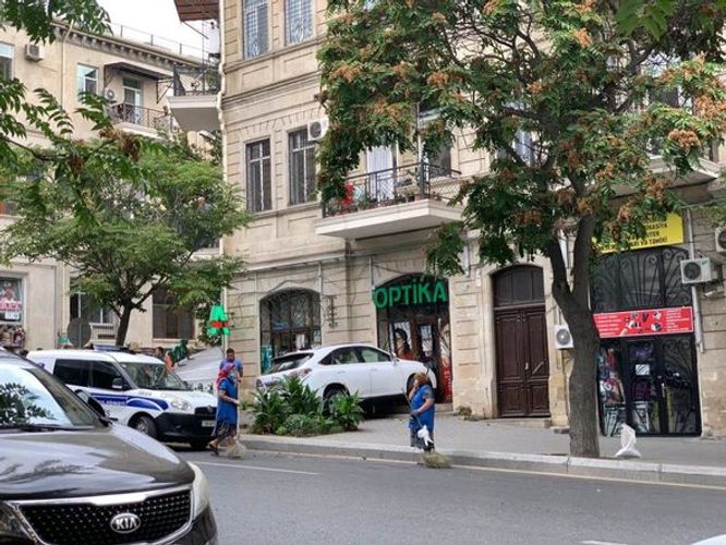 Bakının mərkəzində "Lexus" aptekə çırpıldı - FOTO