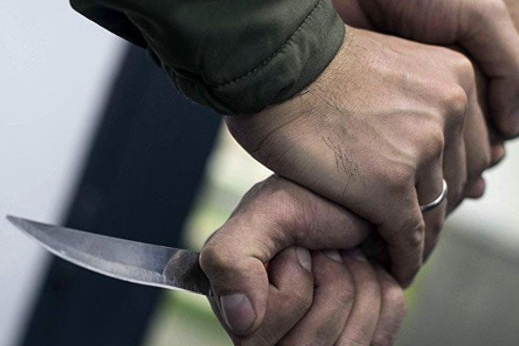 Rayon sakini döş nahiyəsindən bıçaqlandı