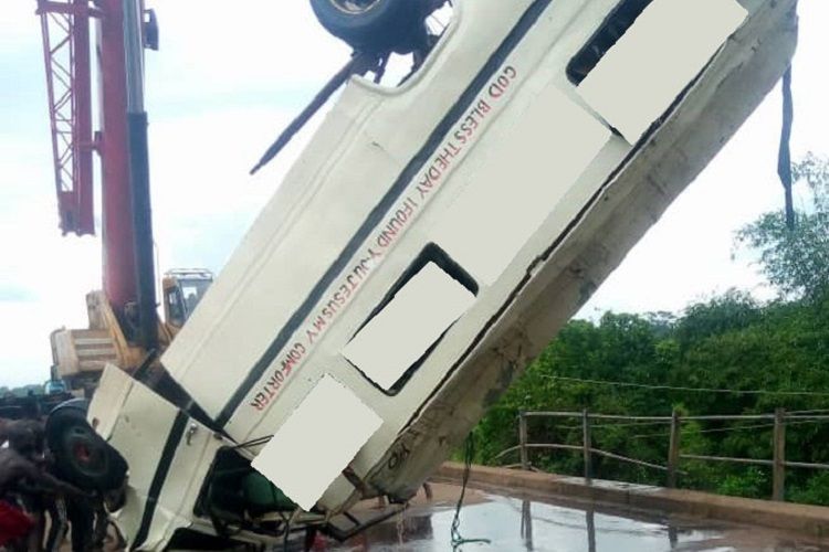 Nigeriyada avtobus çaya düşdü, 15 nəfər öldü