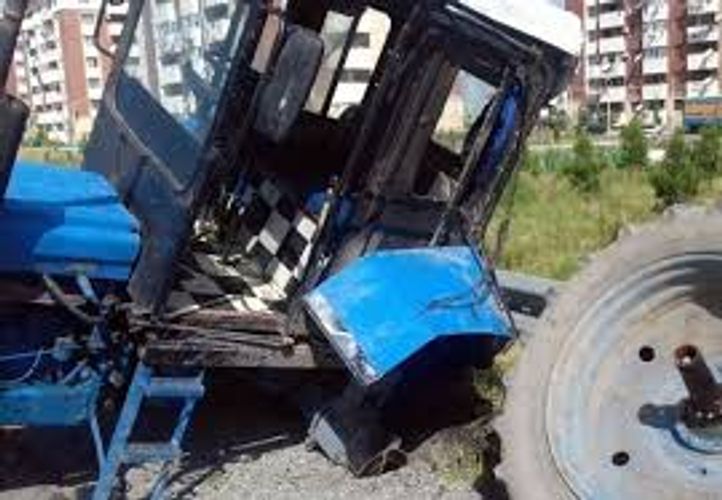 Maşın traktorla toqquşdu: ölən var