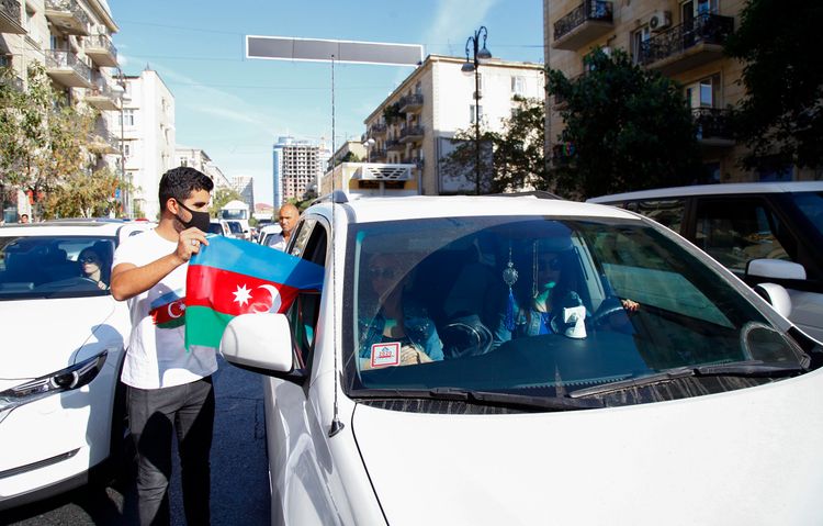 Bakıda gənclər əhaliyə bayraq payladı - FOTO