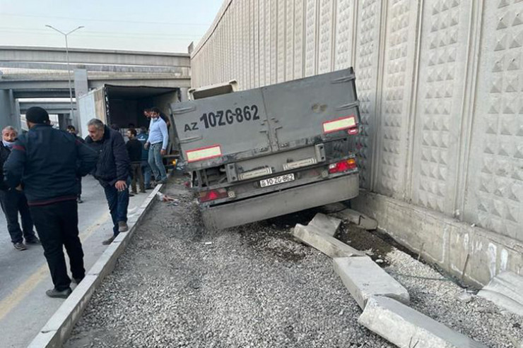 Bakıda qəza: YOL DAĞILDI  - FOTO 