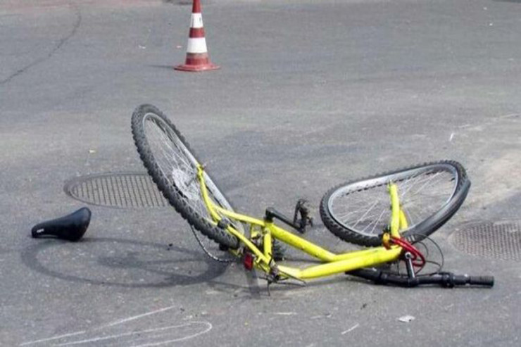 Bakıda avtomobilin vurduğu velosipedçi KOMAYA DÜŞDÜ 