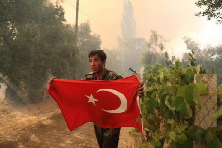Azərbaycanlı yanğınsöndürən türk bayrağını belə xilas etdi - VİDEO 