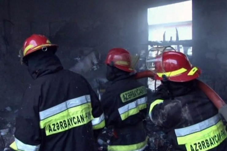 Bakıda kommunal tipli yaşayış binası yandı