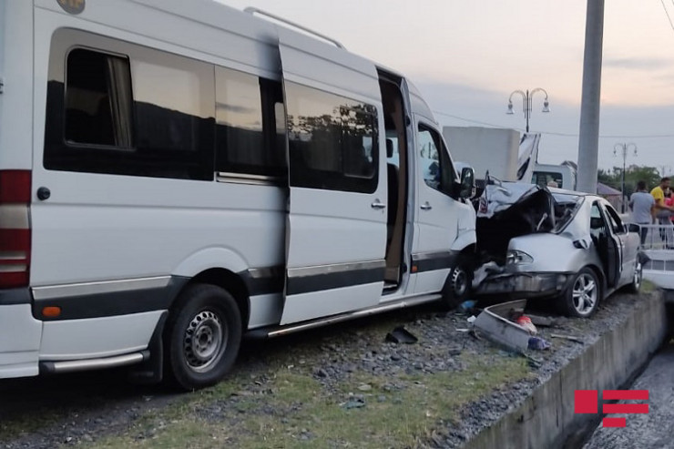 Qaxda mikroavtobus qəza törətdi, yaralılar var - FOTO  - YENİLƏNİB 