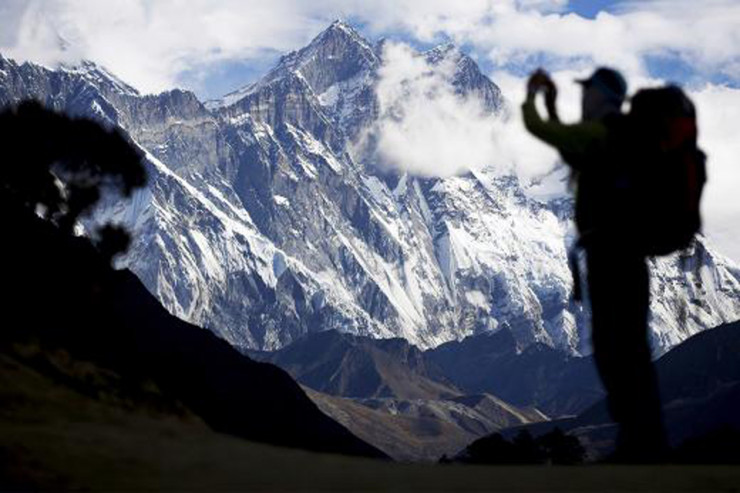 Alpinist arvadının gözü qarşısında öldü, digəri uçquna düşdü 