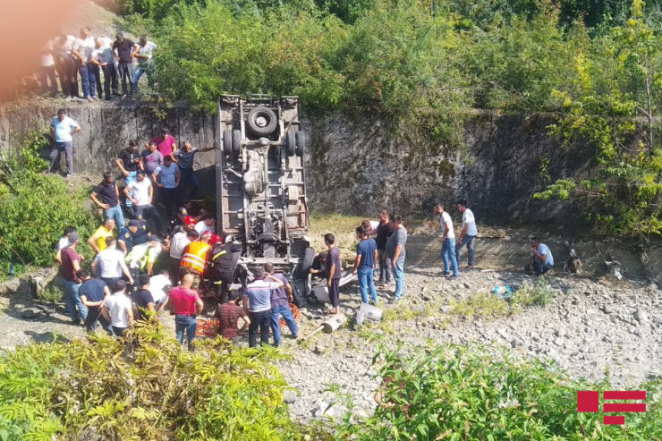 Zaqatalada yük maşını körpüdən aşıb