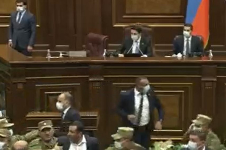Ermənistan parlamentində dava