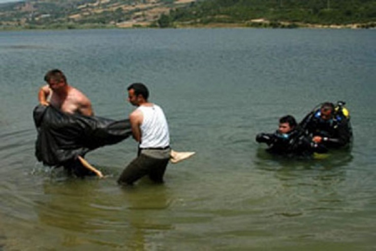 Azərbaycanda yaşlı qadın özünü gölə atdı