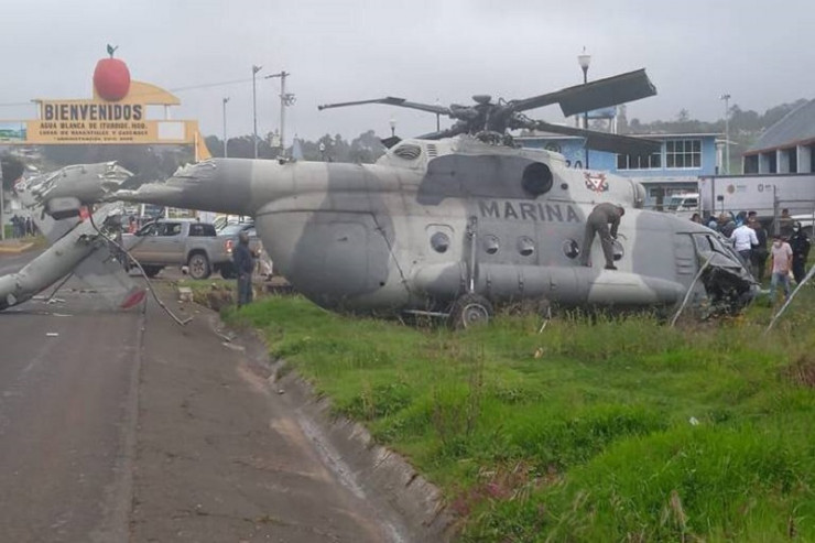 Meksikada daxili işlər nazirinin olduğu helikopter qəzaya uğradı - VİDEO 