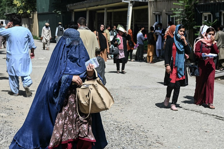 "Evdə qalın, döyüşçülərimiz qadınlarla davranmağı bilmir" - "Taliban"dan qadınlara çağırış 