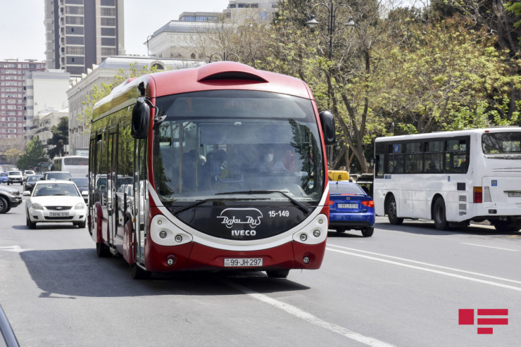 Bakıda avtobusda  qadını döydülər  