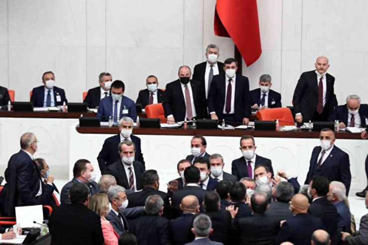 Parlamentdə deputatlar  ƏLBƏYAXA   oldular -  VİDEO  