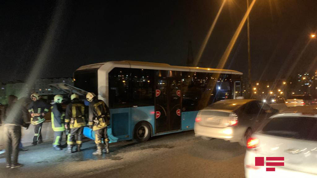 Hərəkətdə olan sərnişin avtobusu yandı -FOTO 