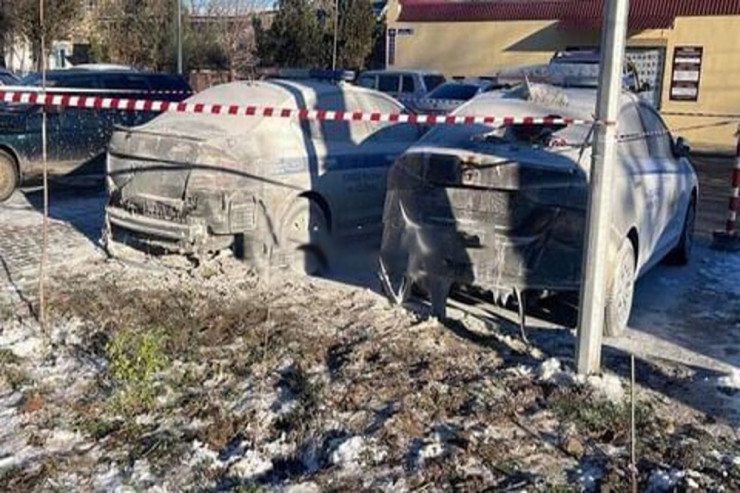 Naməlum şəxs polisin xidməti maşınlarını yandırdı