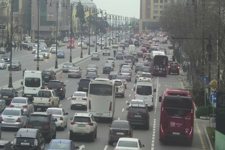 Bakının iki əsas yolunda nasaz avtomobillər problem yaratdı-FOTO 