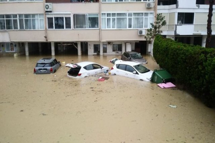 Bir aylıq yağış 8 saata yağdı, ölən var -  FOTOLENT  