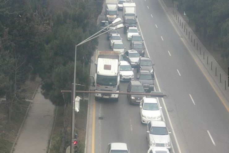 Bakıda yük maşını tıxaca səbəb oldu