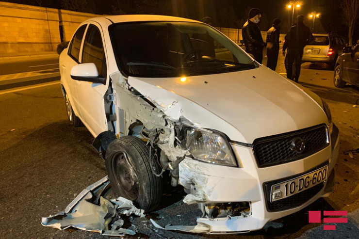 Bakıda qəza: xanım sərnişin xəsarət aldı - FOTO 