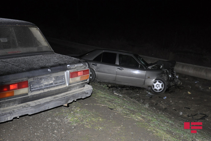 Sabirabadda toqquşan "VAZ 2107" və "Mercedes" markalı avtomobillər