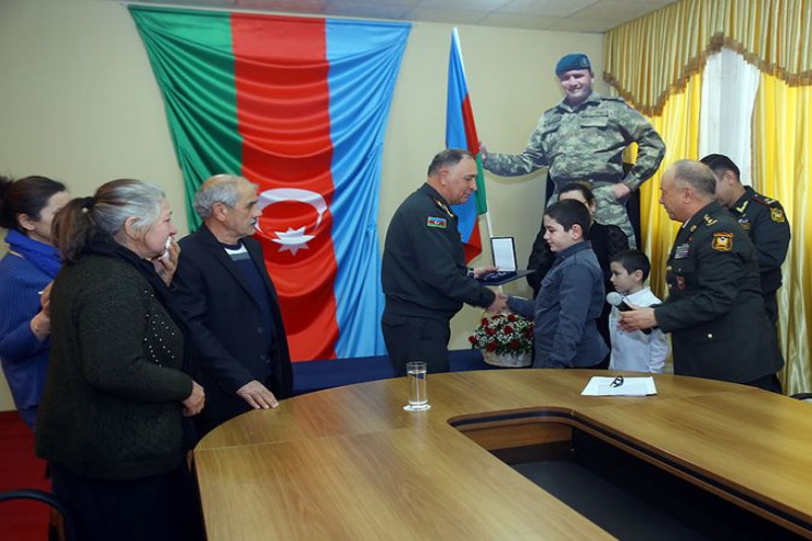 General-leytenant Kərim Vəliyev şəhidin medalını ailəsinə təqdim edir