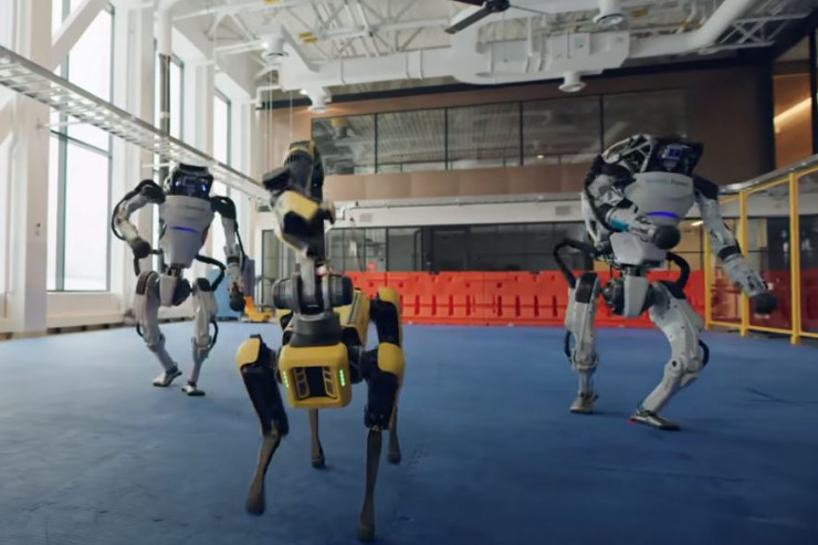 Robotlardan inanılmaz YENİ İL RƏQSİ  - VİDEO 