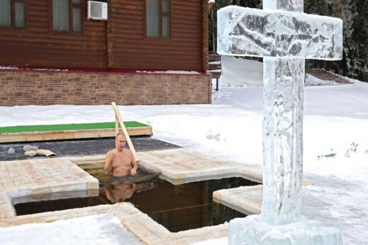Putin buzlu suya girib ayin icra etdi -VİDEO 