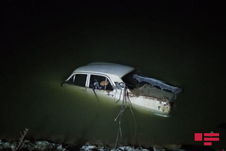 Avtomobil kanala aşdı: sürücü ölüb  - FOTO 