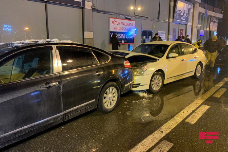 Bakıda sürücü iki avtomobilin arasında qaldı - FOTO