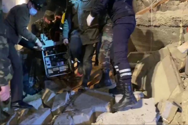 Xırdalanda dağıntılar altından bir nəfərin meyiti çıxarıldı - FOTO - VİDEO - YENİLƏNİB-2