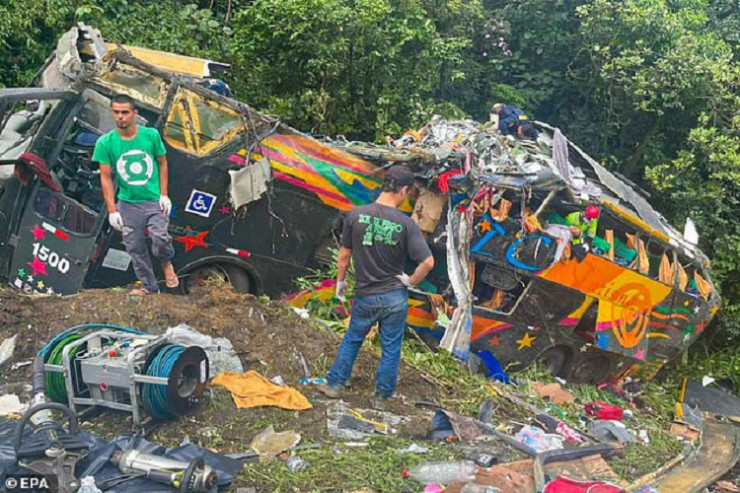 Avtobus aşdı, 21 nəfər öldü - Braziliyada ağır qəza 