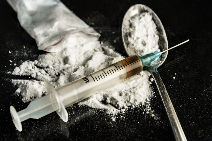 Evdən 5 kilodan çox heroin tapıldı
