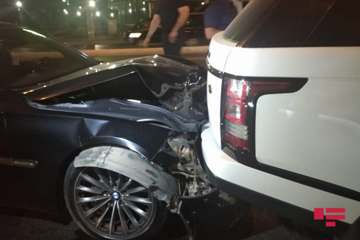Bakıda "BMW" "Range Rover"ə çırpıldı, sürücüsü qaçdı - FOTO 
