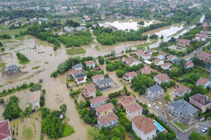 İstanbulda  TƏBİİ FƏLAKƏT:   evlər su altında qaldı -  FOTO 