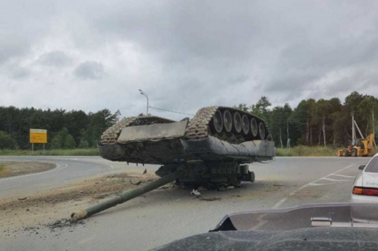 Rusiyada tank aşdı: Magistral yol bağlandı  