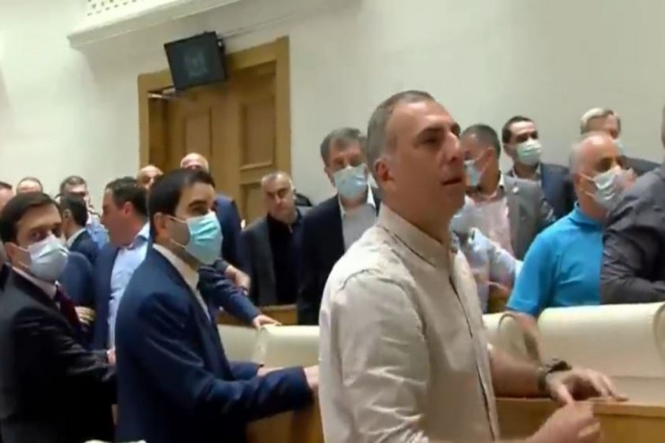 Parlamentdə kütləvi dava: Jurnalistlər də iştirak edib - VİDEO 