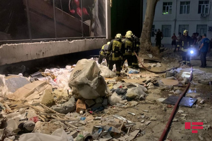 Bakıda supermarketin altında tullantılar yandı - FOTO 