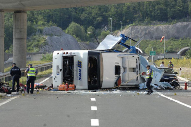 Sürücü yuxuladı, avtobus yoldan çıxdı: 10 ölü, 44 yaralı 