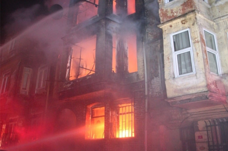 Bakının mərkəzində yaşayış binası yandı, 2 nəfər...