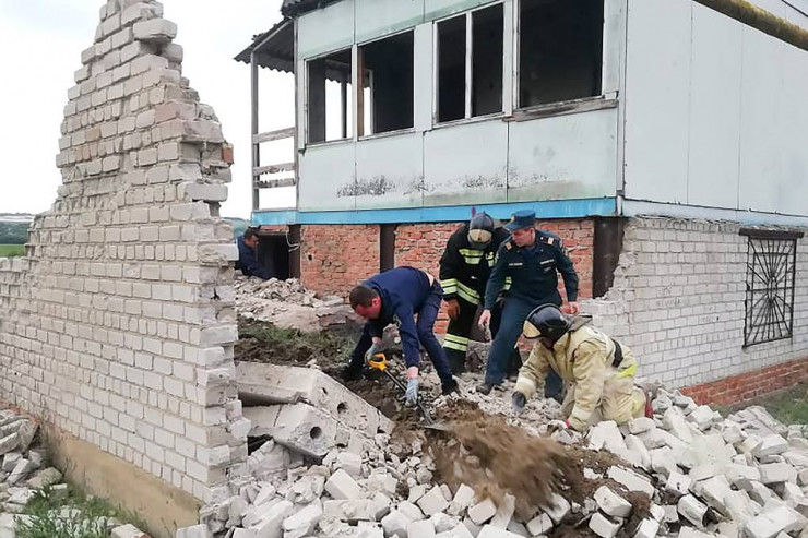 Rusiyada 3 azyaşlı beton piltənin altında qalaraq öldü
