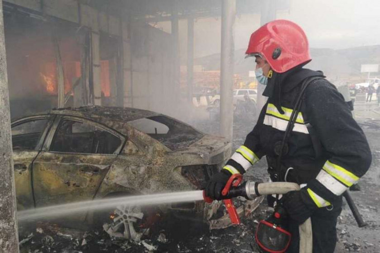 Gürcüstanın Rustavi avtomobil bazarındakı yanğın söndürüldü -VİDEO -YENİLƏNİB 