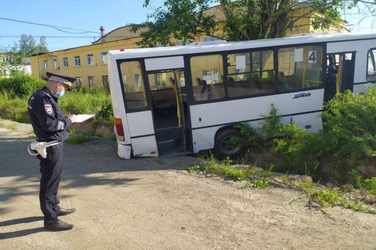Avtobus dayanacaqda 6 nəfəri öldürdü -  VİDEO 