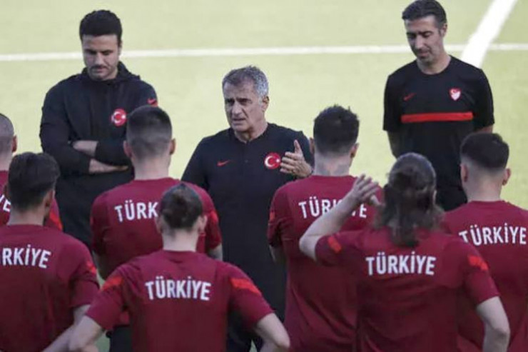 Türkiyəli futbolçular Bakıda dava saldılar
