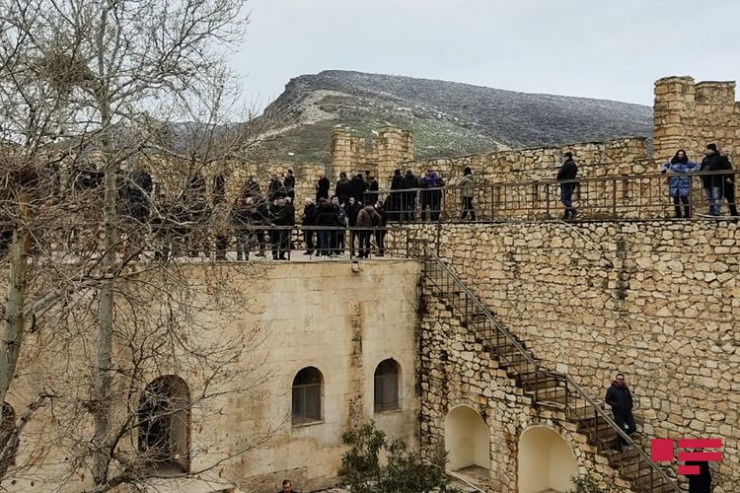 Media rəhbərləri Ağdamda Şahbulaq qalasına baş çəkiblər - FOTO 