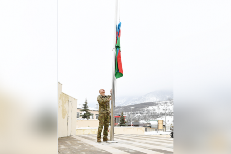 Azərbaycan Prezidentinin Hadrutda dövlət bayrağını qaldırmasından görüntü