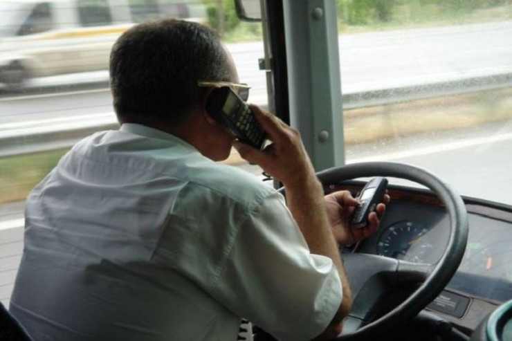 Avtobus sürücüsünün sükan arxasında telefonla danışması ilə bağlı AÇIQLAMA 
